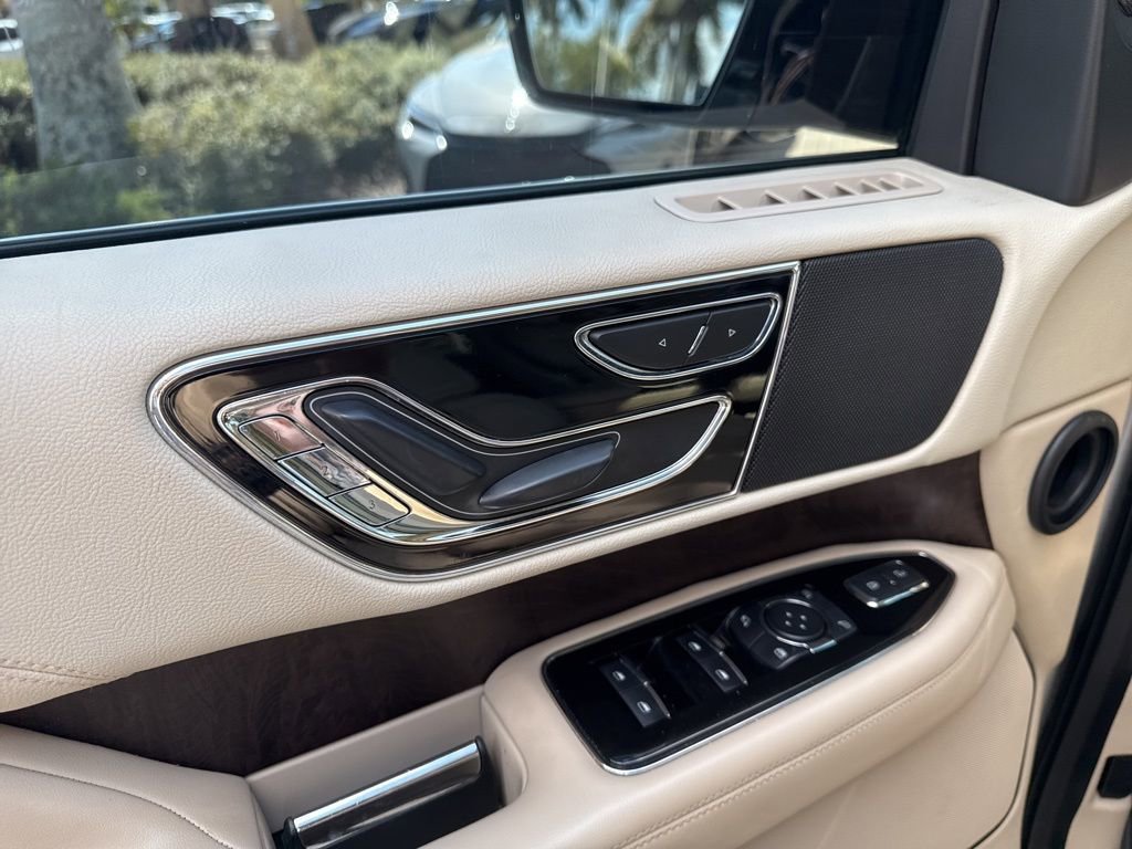 Used 2018 Lincoln Navigator Select image 8