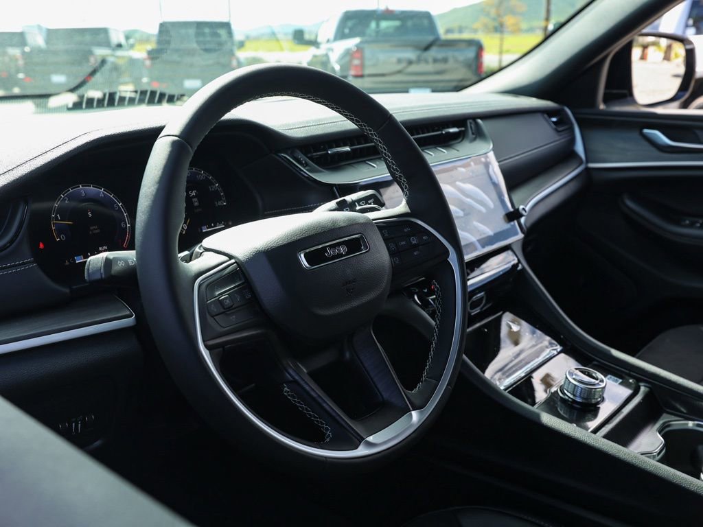 Used 2026 Jeep Grand Cherokee Altitude image 14