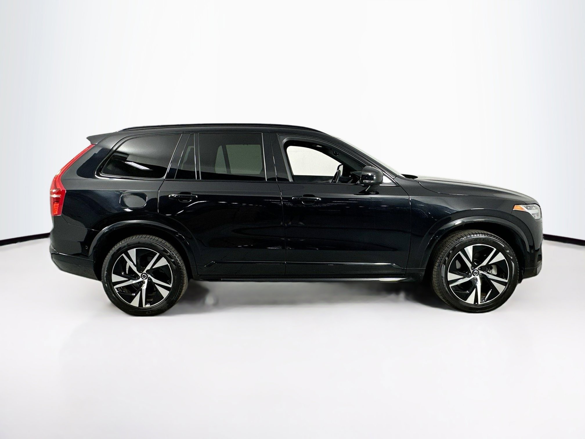 Used 2022 Volvo XC90 T8 R-Design w/ Advanced Package image 4