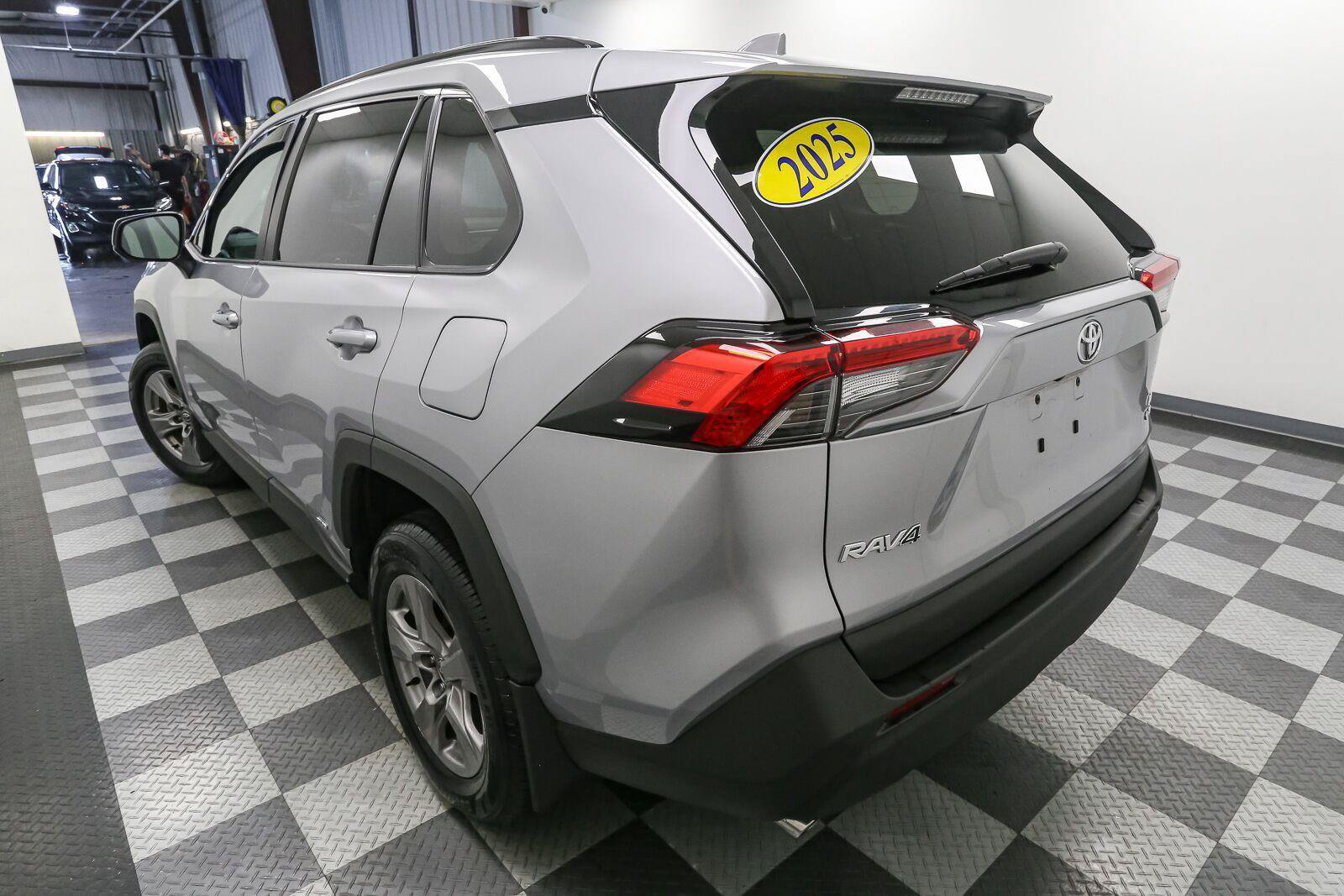Used 2025 Toyota RAV4 LE AWD/4WD image 9