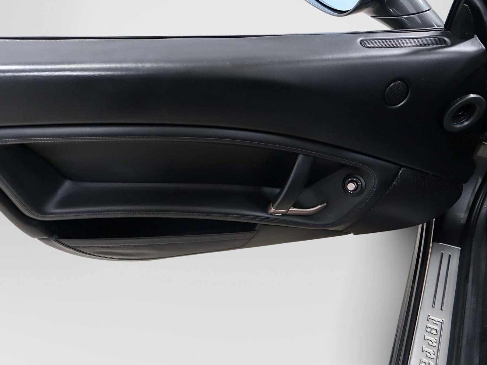 Used 2011 Ferrari California RWD image 17