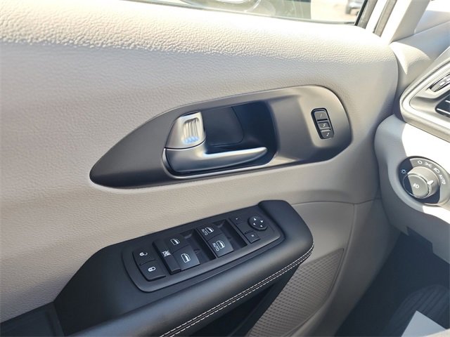 Used 2024 Chrysler Pacifica Touring-L image 11