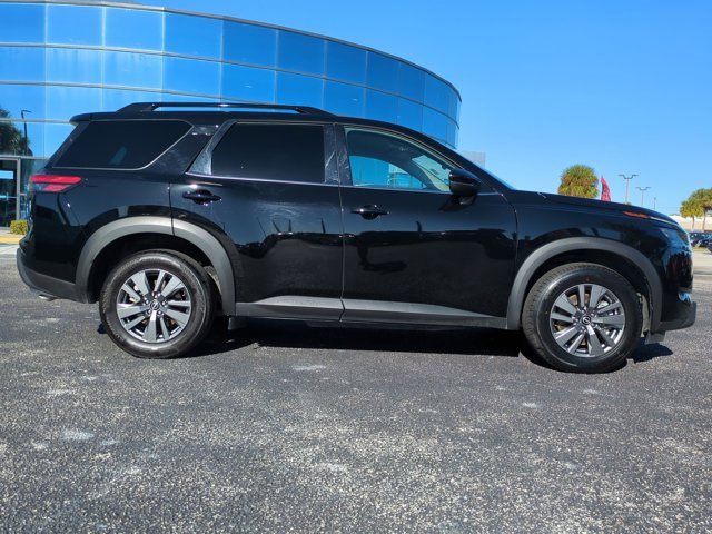 Used 2025 Nissan Pathfinder SV image 3