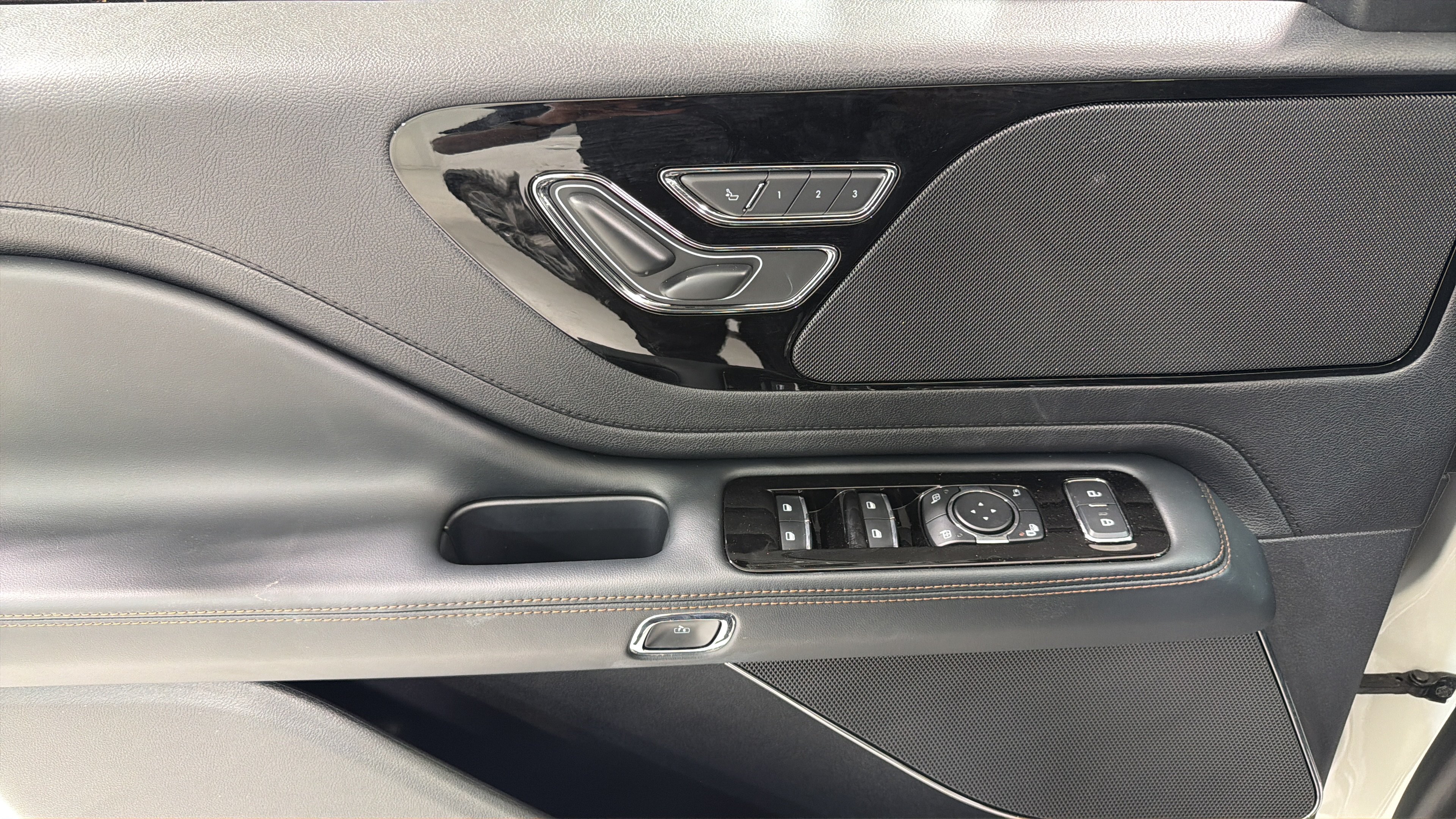 Used 2026 Lincoln Aviator 2WD image 11