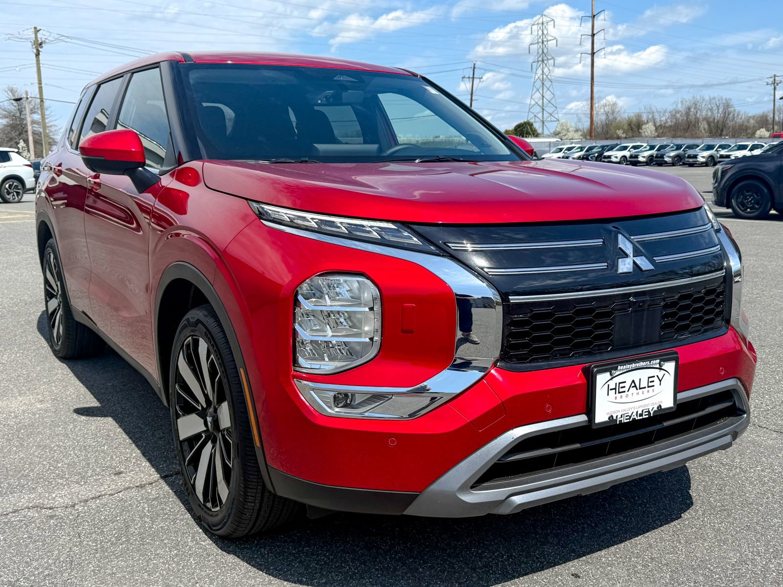 Used 2025 Mitsubishi Outlander SE image 1
