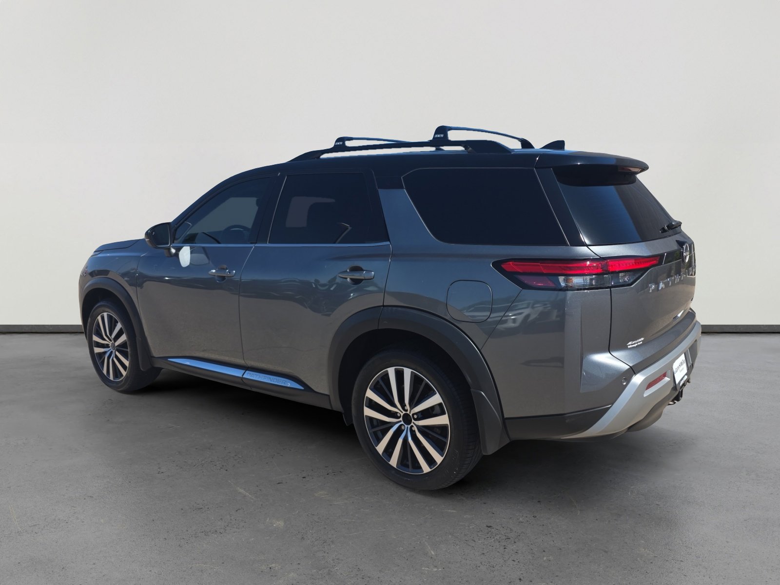 Used 2022 Nissan Pathfinder Platinum w/ Cargo Package AWD/4WD image 3