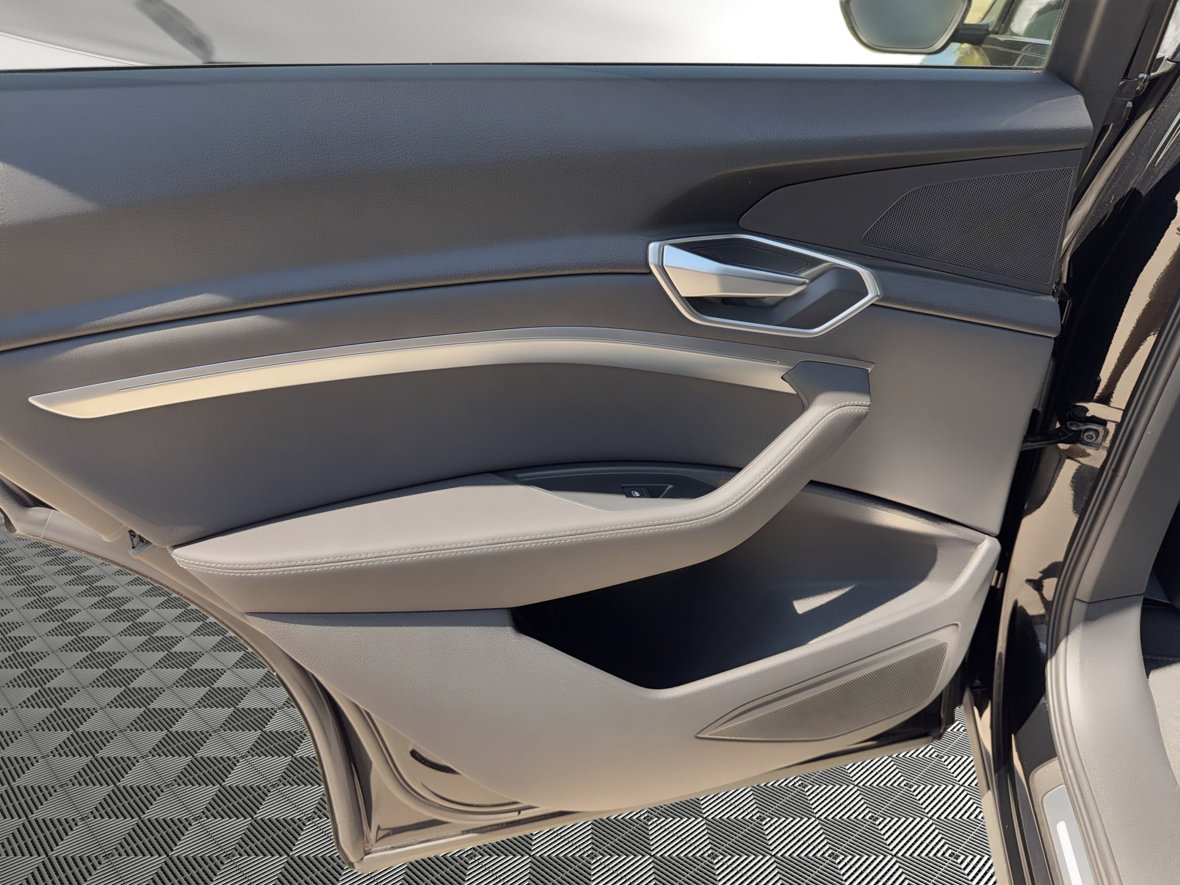 Used 2021 Audi e-tron Premium w/ Convenience Plus Package image 17