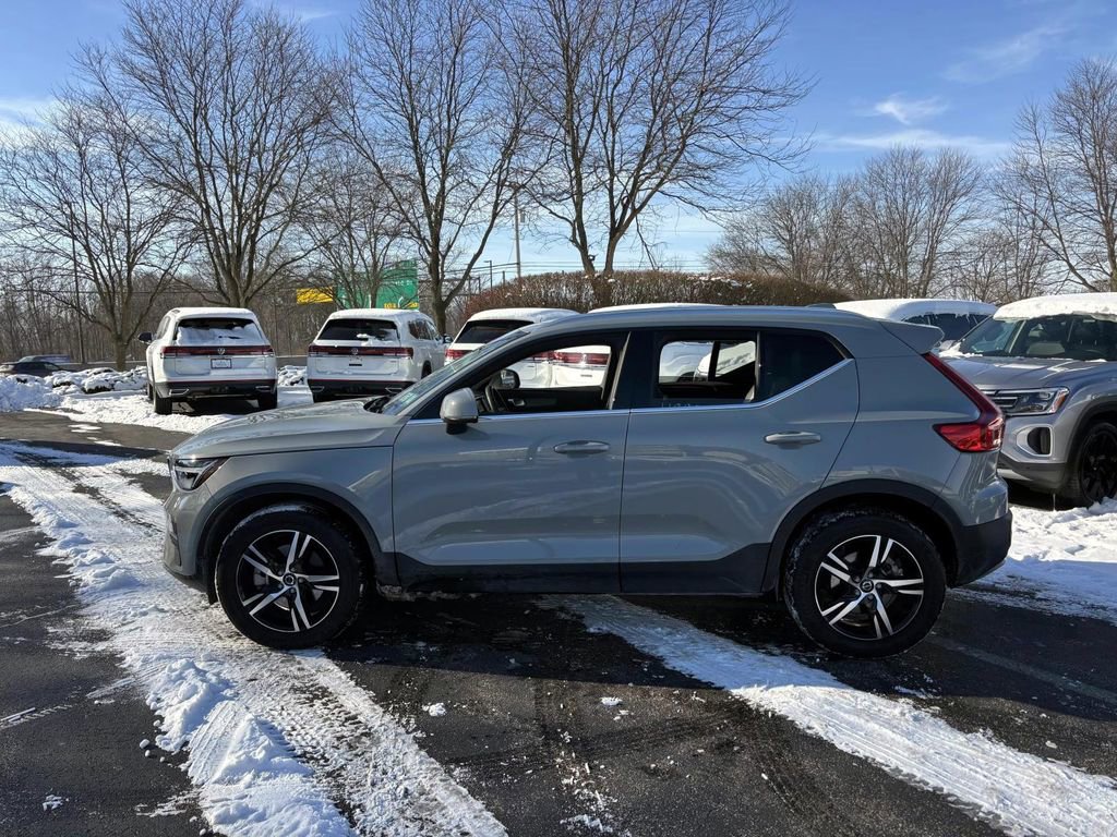 Used 2025 Volvo XC40 B5 Core image 4