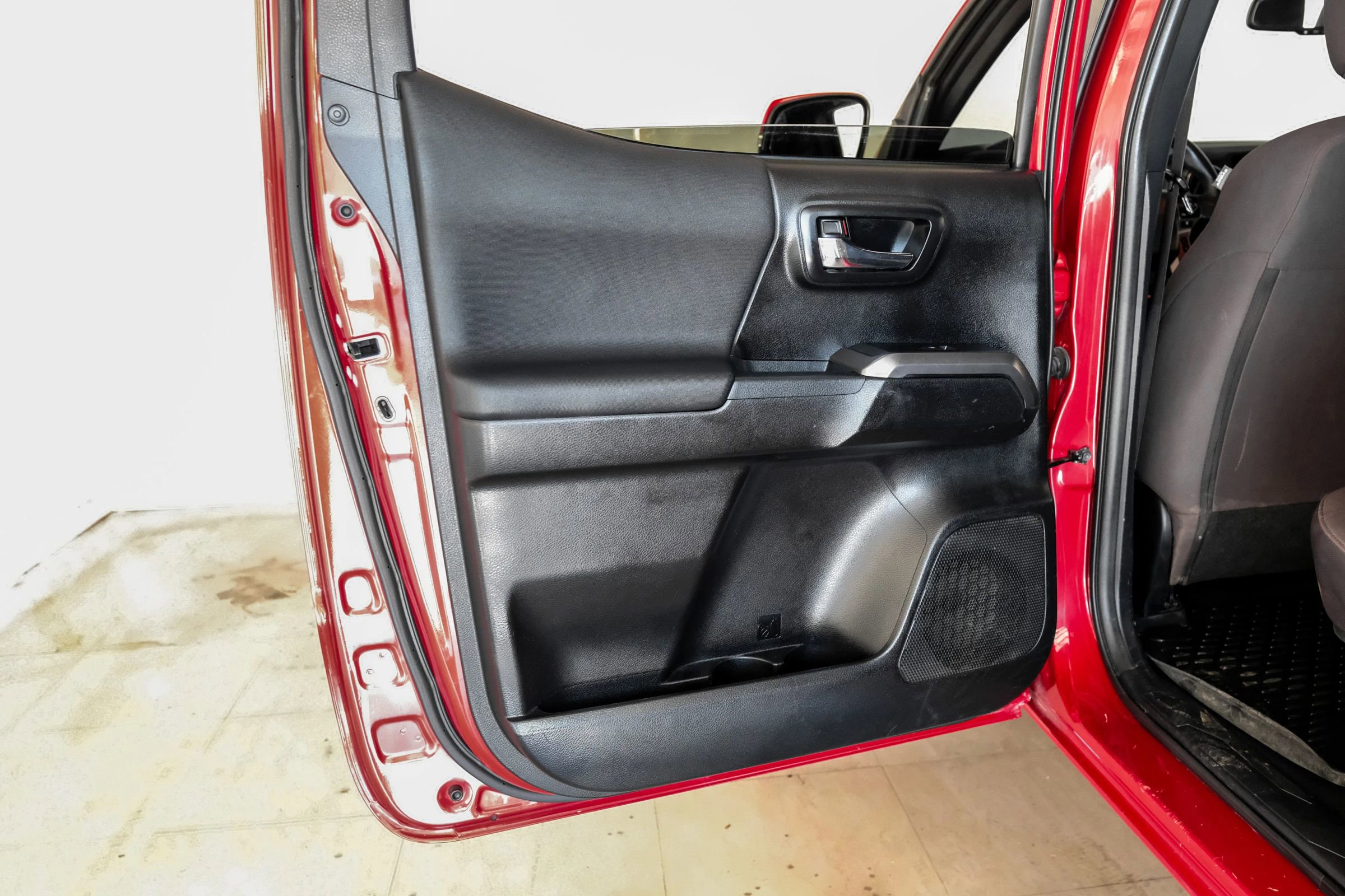 Used 2018 Toyota Tacoma TRD Sport w/ Technology Package RWD image 40