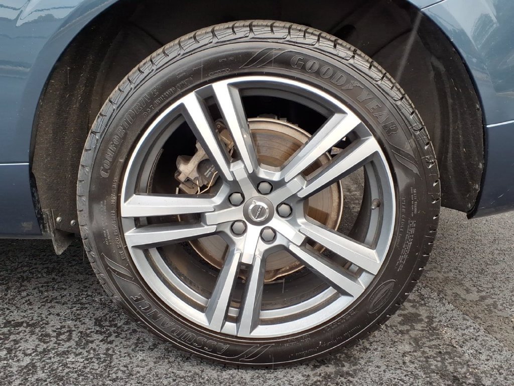 Used 2018 Volvo XC60 T6 Momentum w/ Convenience Package AWD/4WD image 6