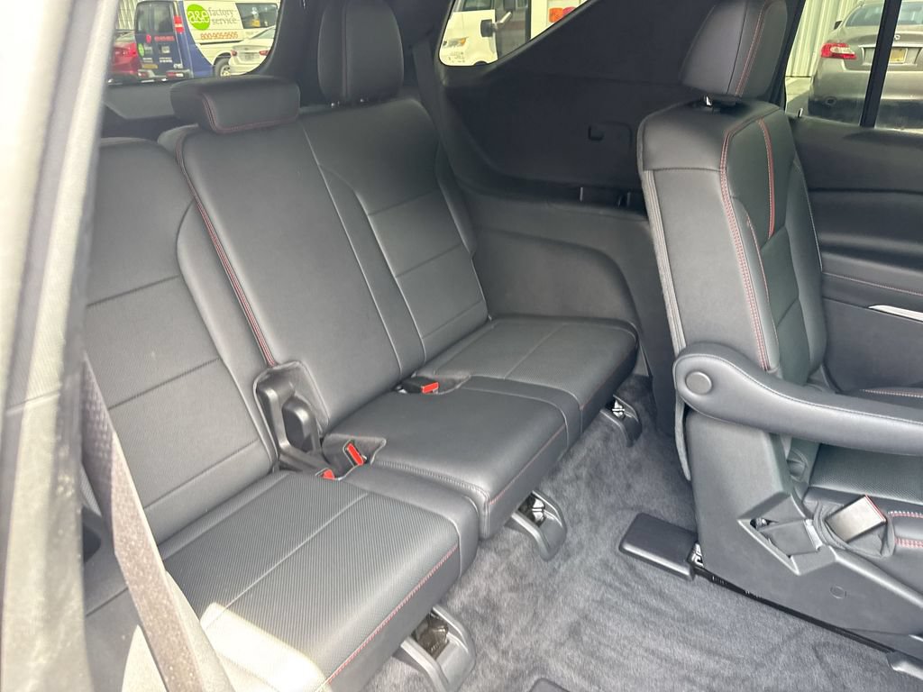 Used 2025 Chevrolet Traverse RS FWD image 30