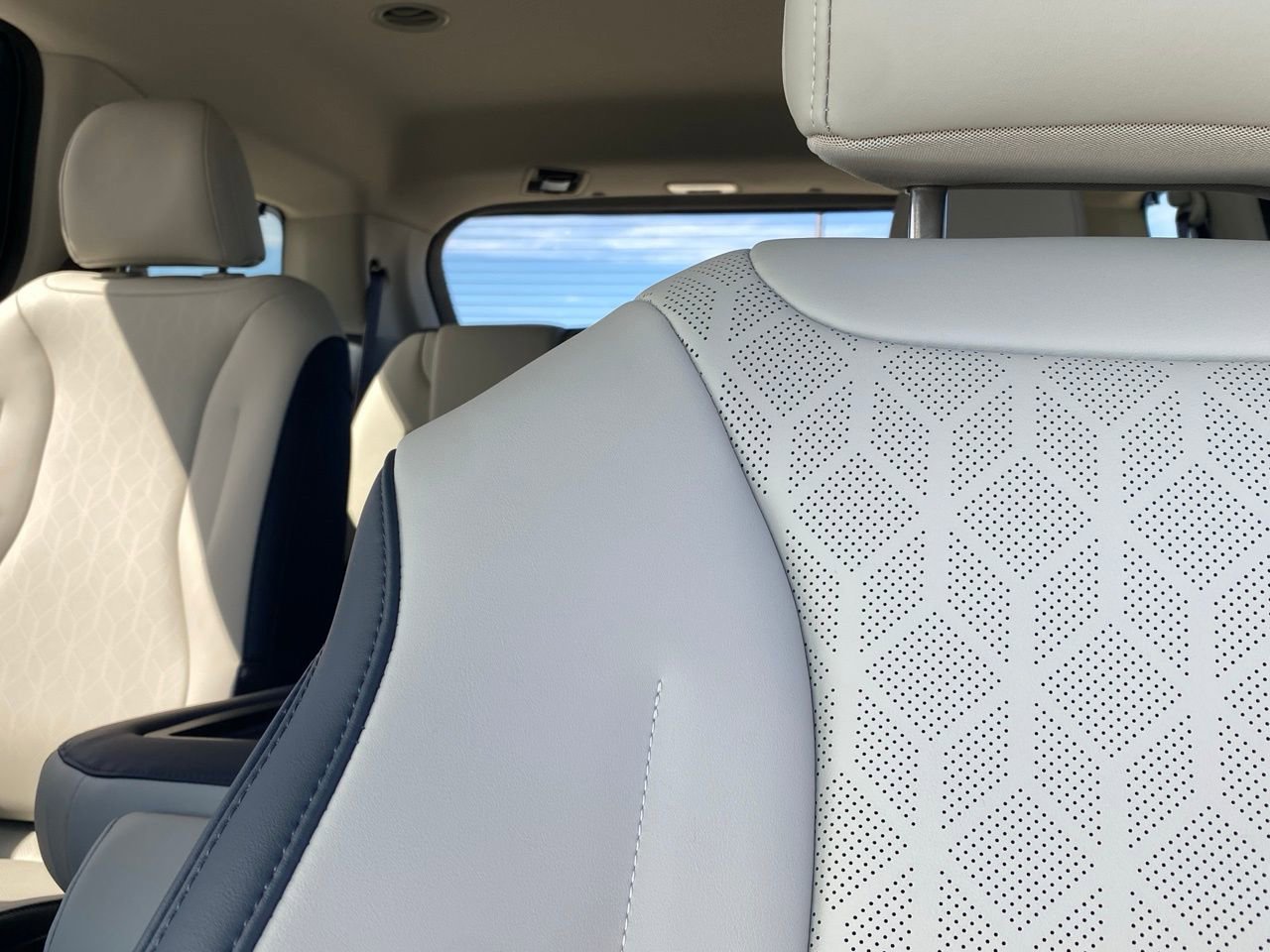 New 2026 Kia Carnival EX image 13