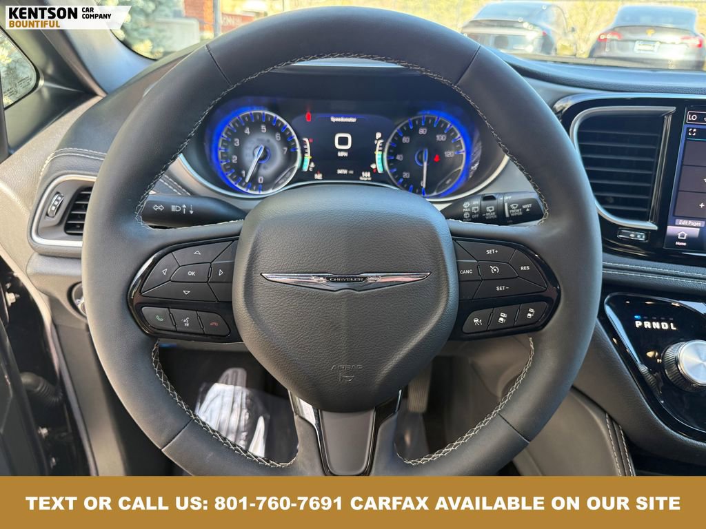 Used 2025 Chrysler Pacifica Limited image 16