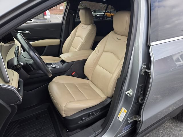 Used 2024 Cadillac XT4 Luxury w/ Cold Weather Package FWD image 9