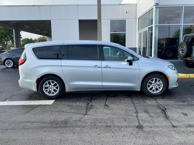 Used 2023 Chrysler Pacifica Touring-L image 11