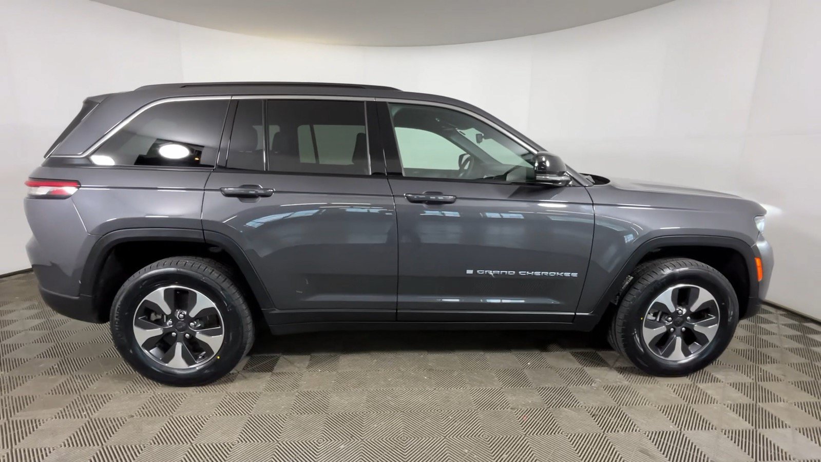 Used 2024 Jeep Grand Cherokee Limited 4xe w/ Trailer Tow Package AWD/4WD image 4