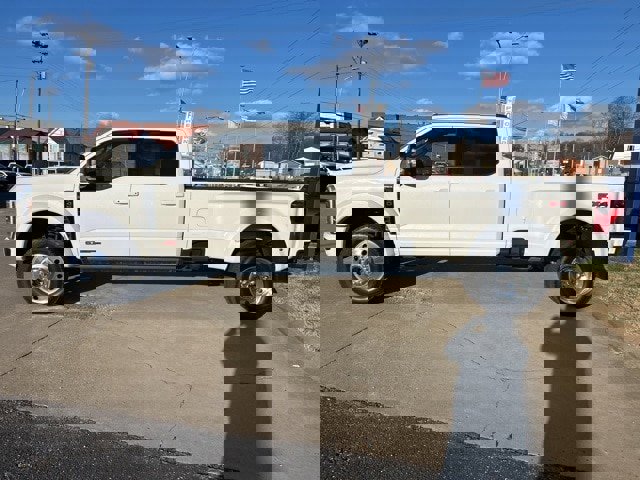 Used 2025 Ford F450 Platinum w/ FX4 Off-Road Package image 3