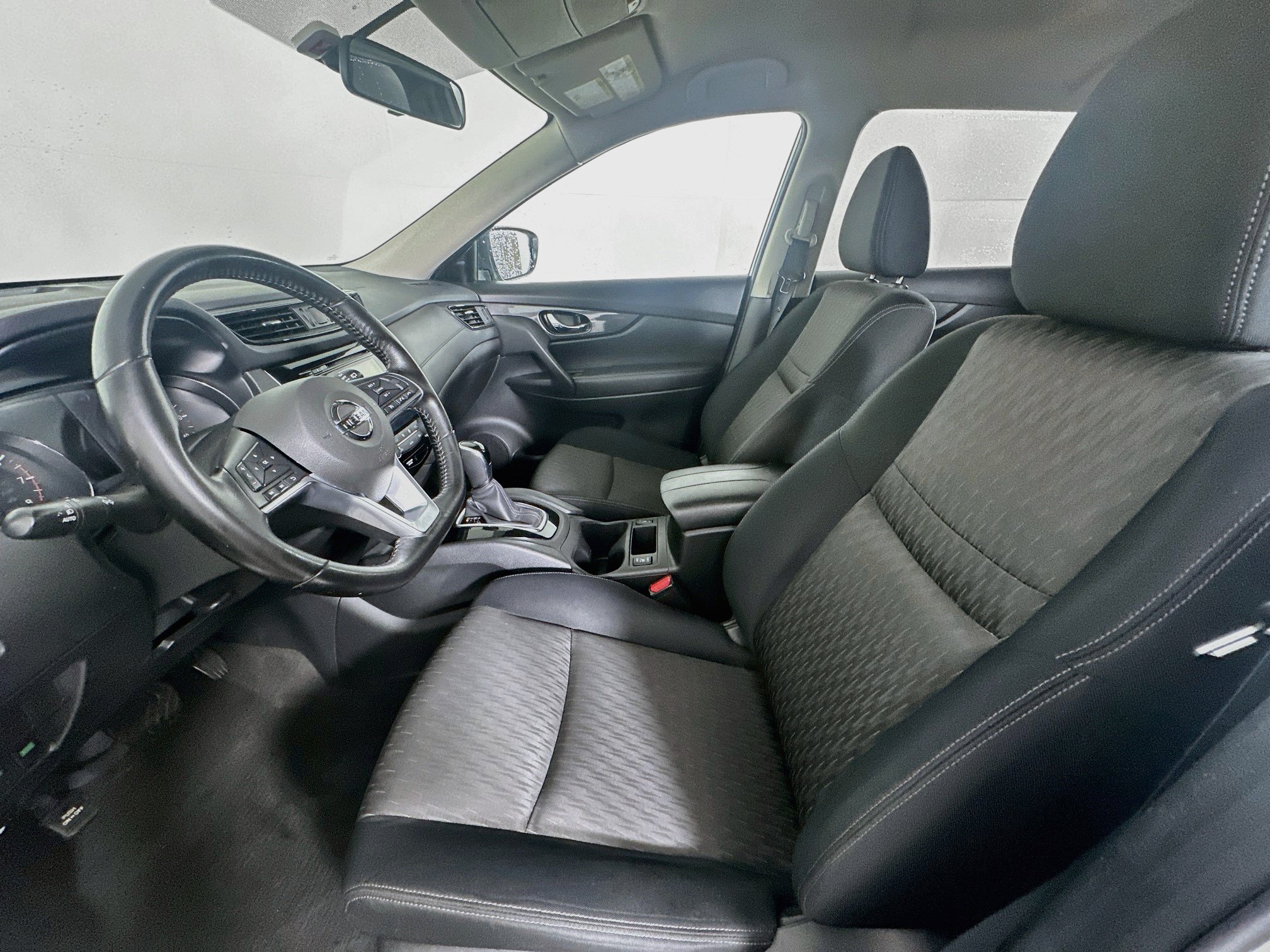 Used 2017 Nissan Rogue SV FWD image 13