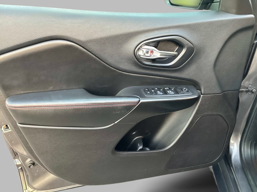 Used 2019 Jeep Cherokee Trailhawk w/ Comfort/Convenience Group AWD/4WD image 21