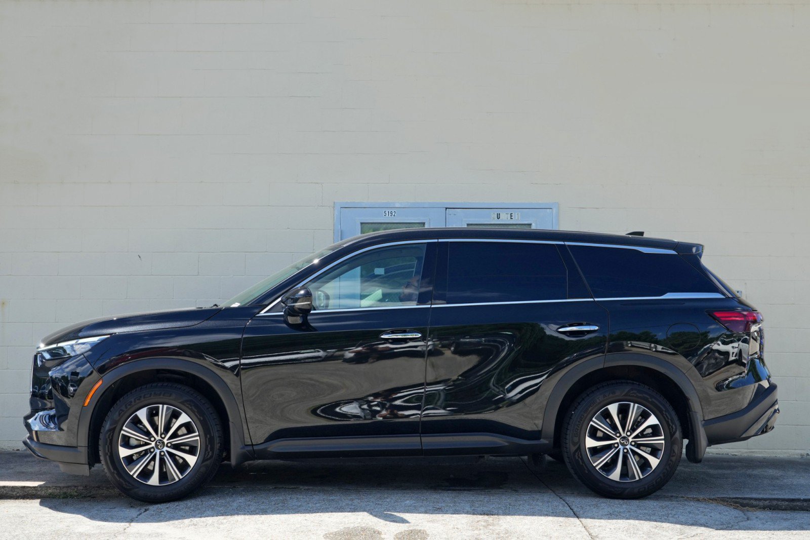 Used 2023 INFINITI QX60 Pure FWD image 8