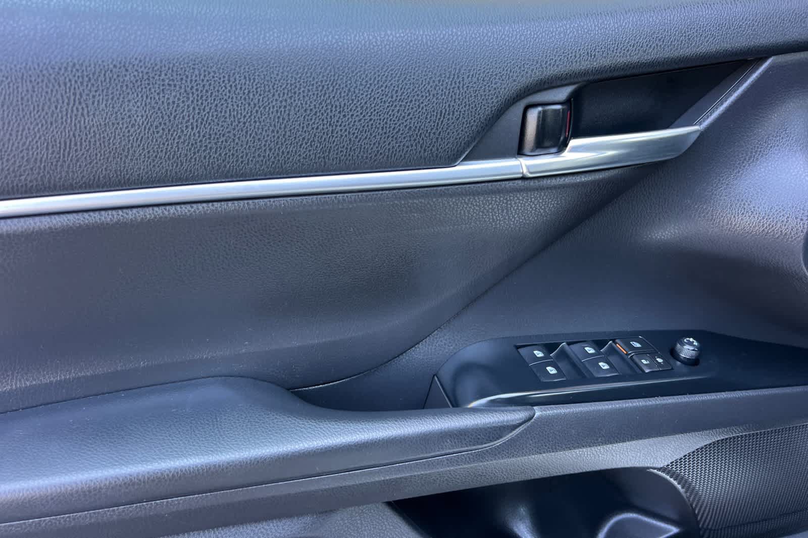 Used 2020 Toyota Camry SE w/ Carpet Mat Package FWD image 12
