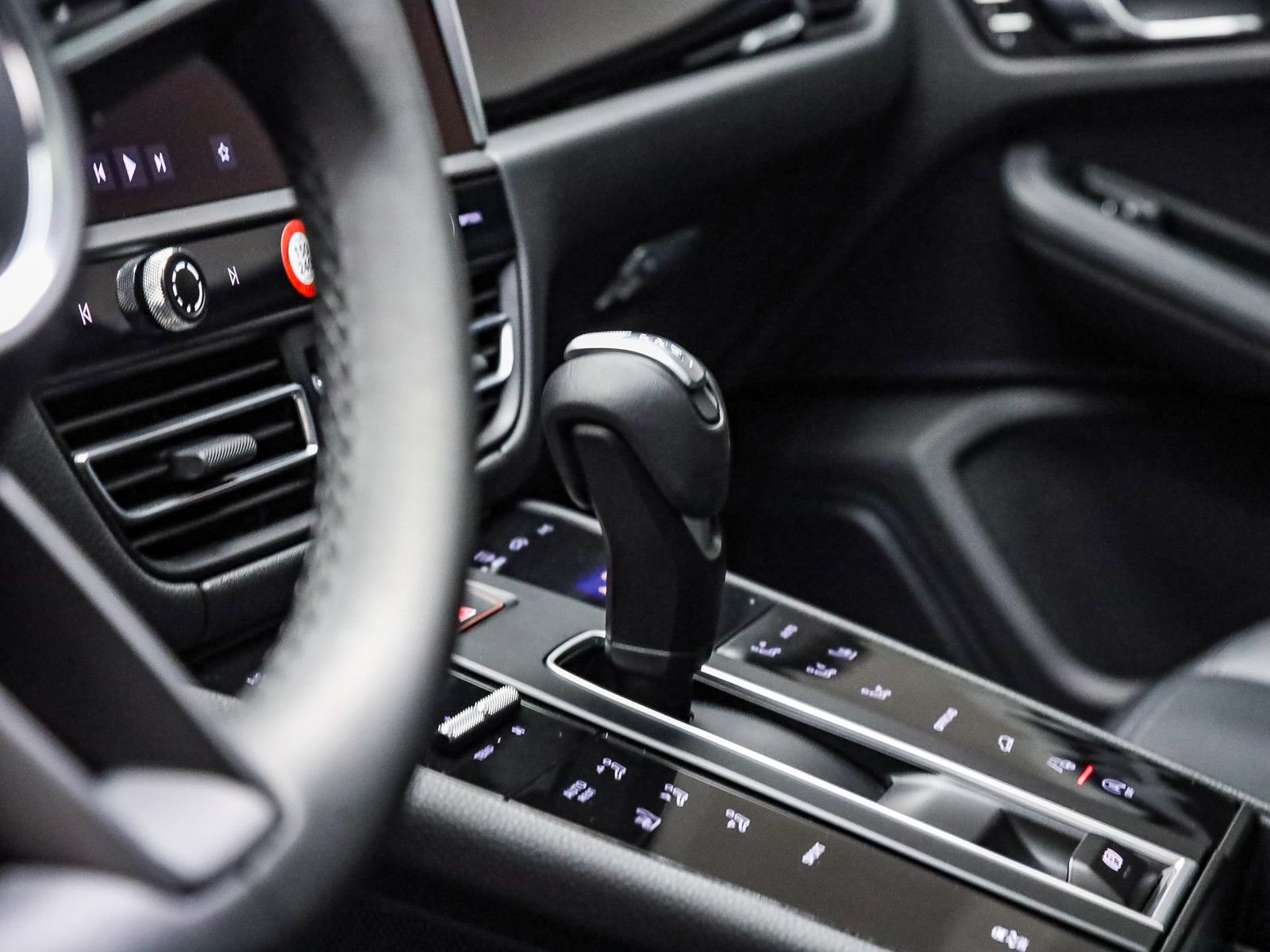 Certified 2026 Porsche Macan AWD/4WD image 25