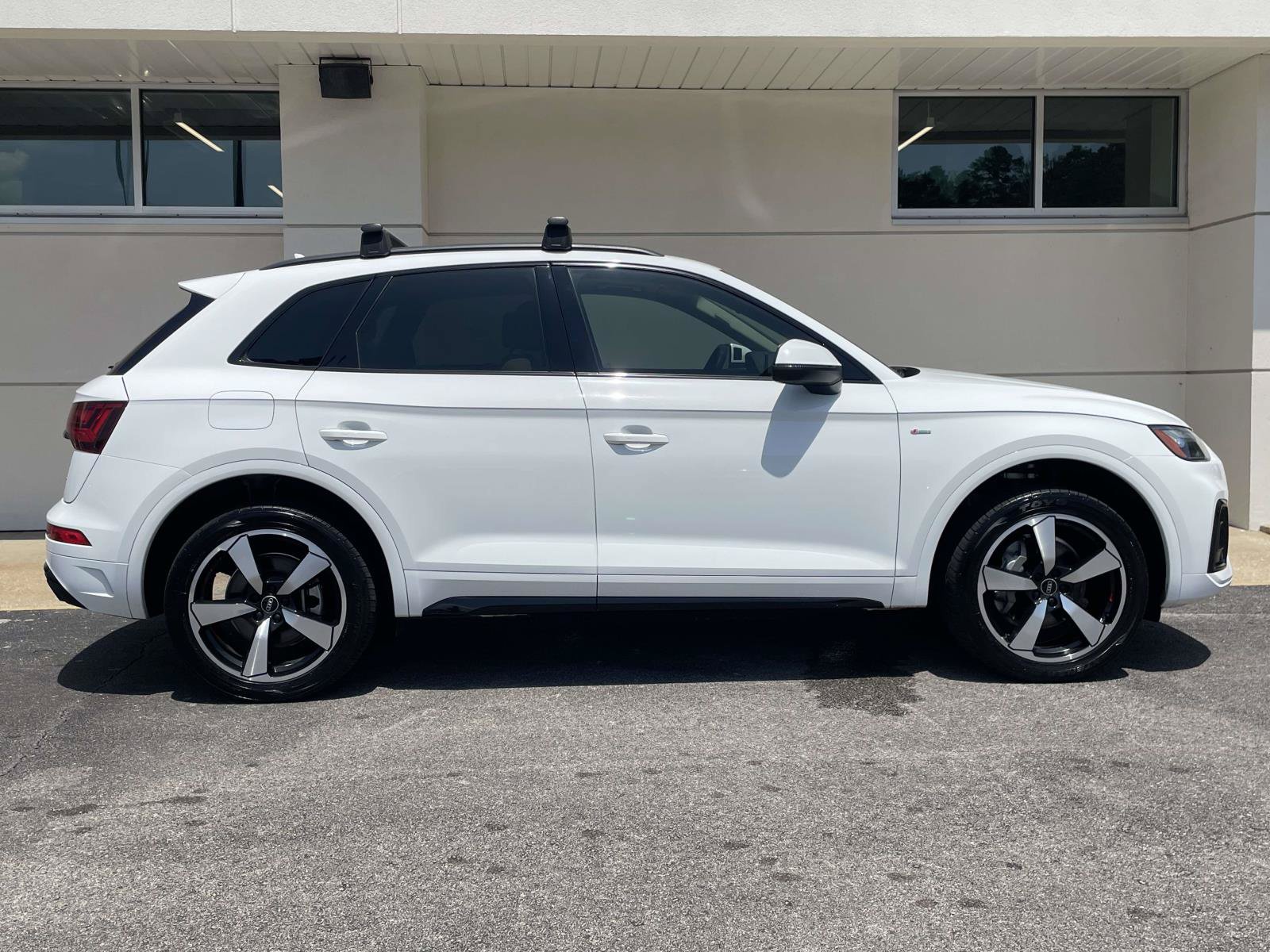 Used 2022 Audi Q5 2.0T Premium Plus w/ Premium Plus Package AWD/4WD image 2