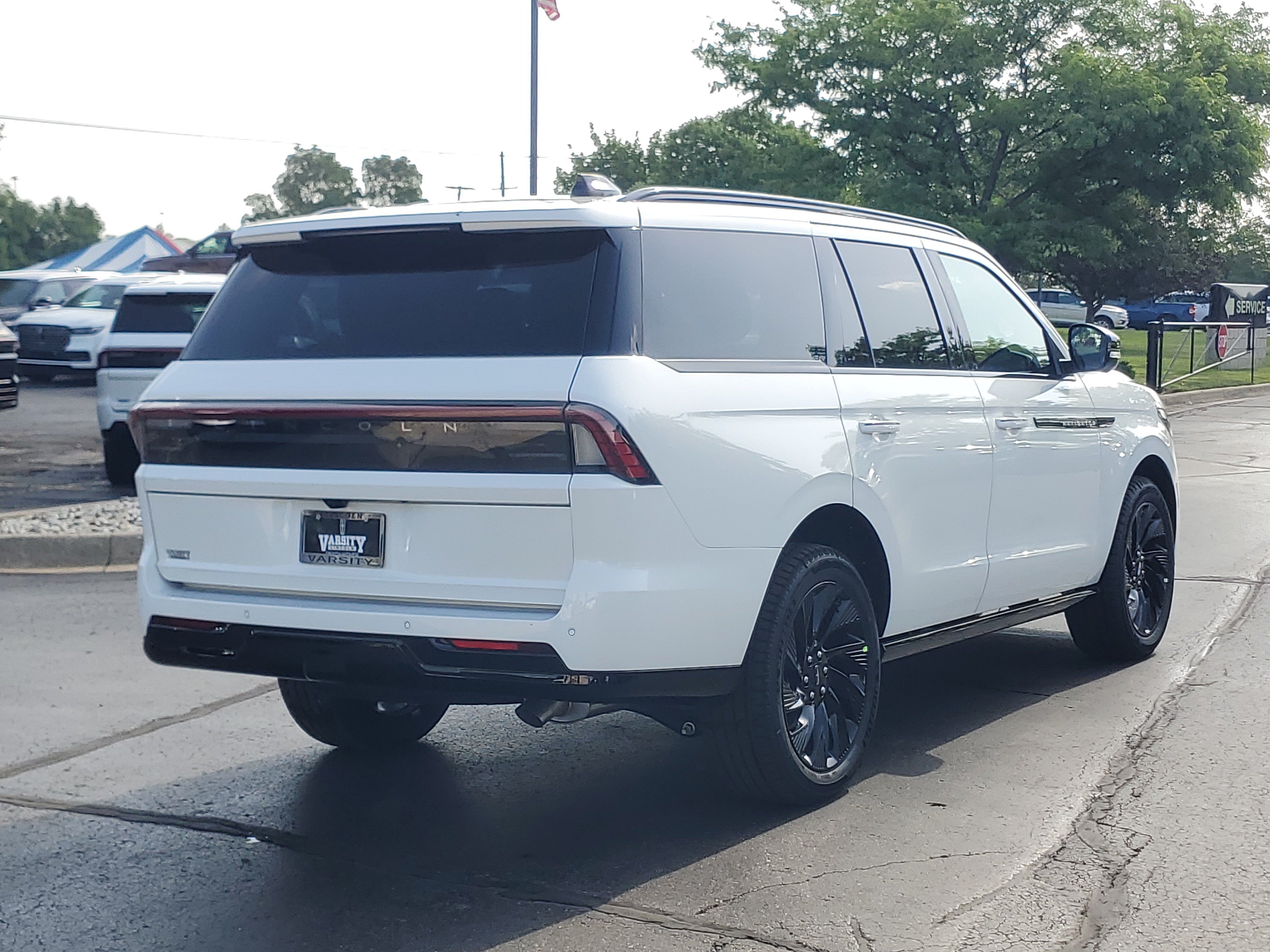 New 2027 Lincoln Navigator Reserve w/ Jet Appearance Package AWD/4WD image 4
