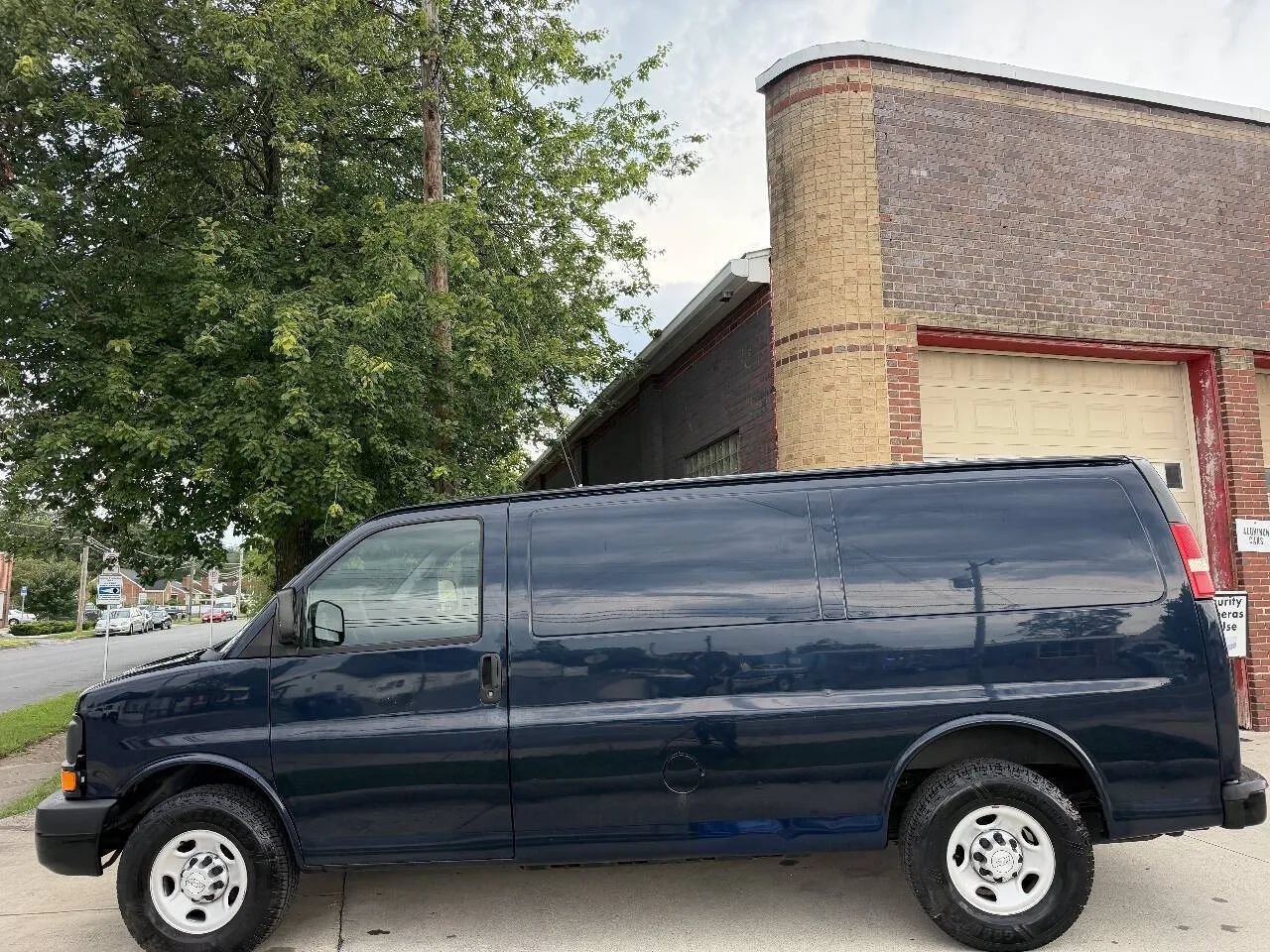 Used 2015 Chevrolet Express 2500 w/ Cold Climate Package RWD image 14