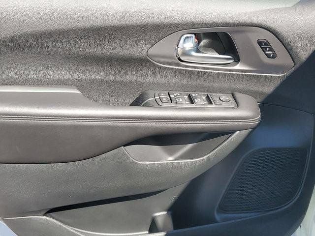 New 2026 Chrysler Pacifica Select FWD image 16