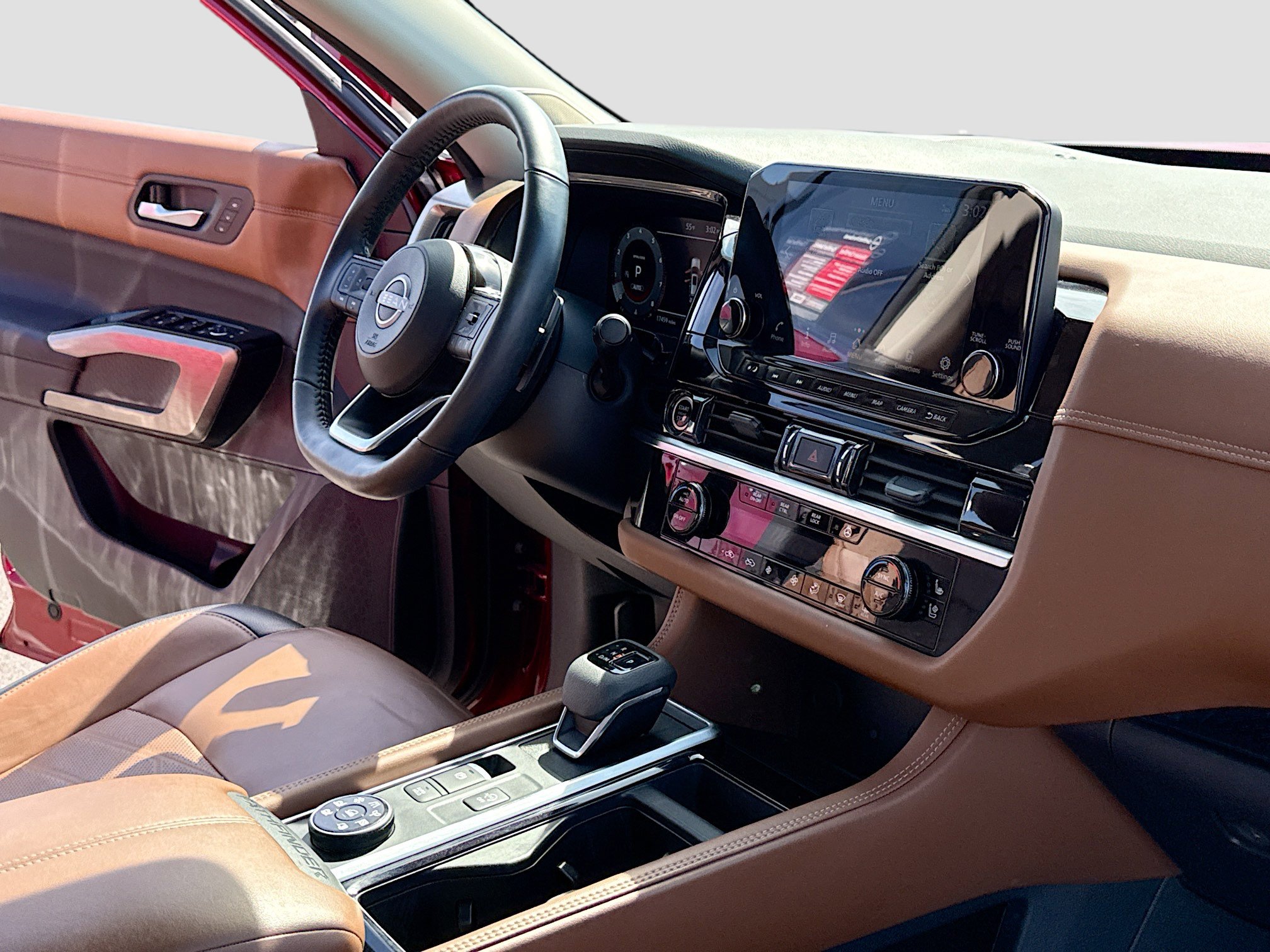 Used 2024 Nissan Pathfinder Platinum w/ Black Appearance Package AWD/4WD image 5