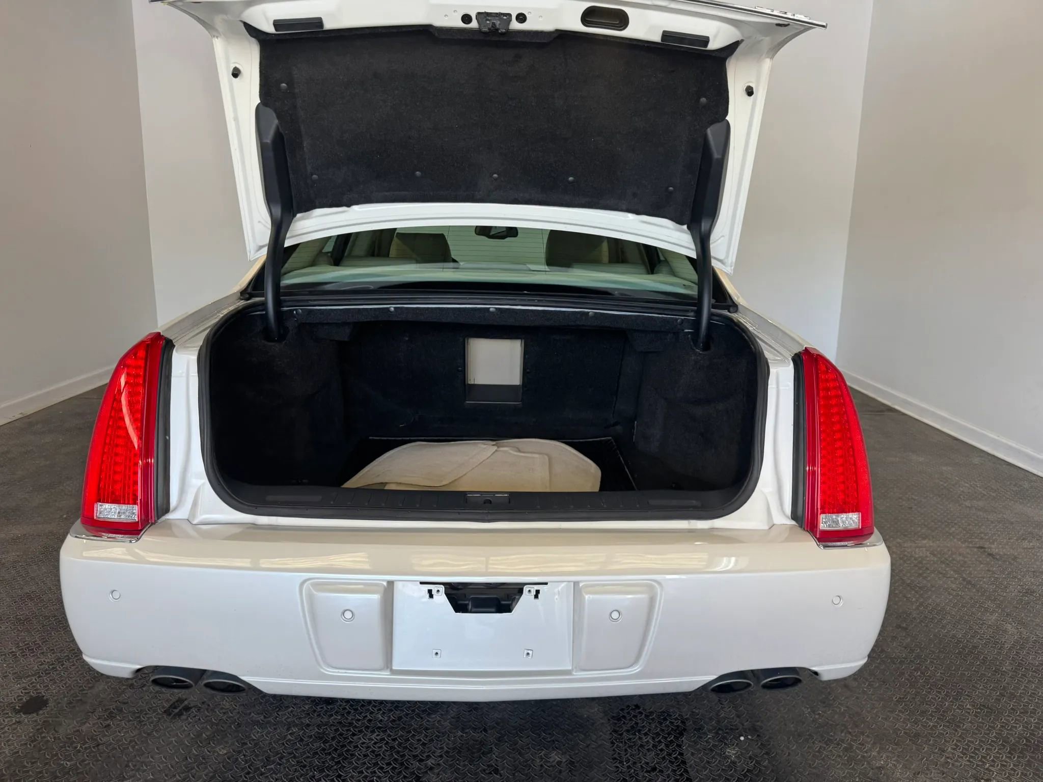 Used 2011 Cadillac DTS Luxury FWD image 32