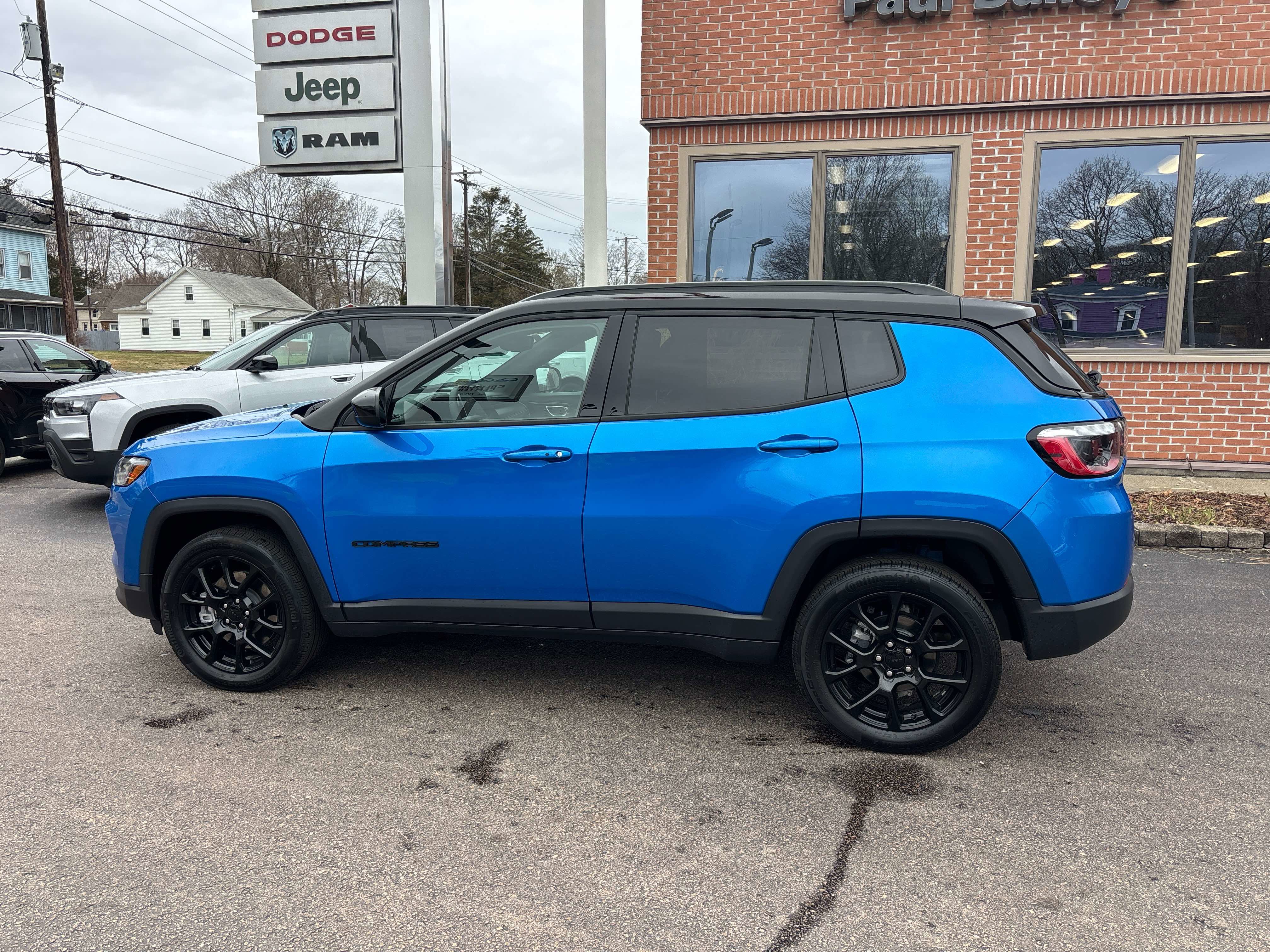 Used 2024 Jeep Compass Latitude w/ Convenience Group image 3