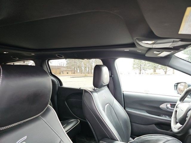 Used 2025 Chrysler Pacifica Limited image 13