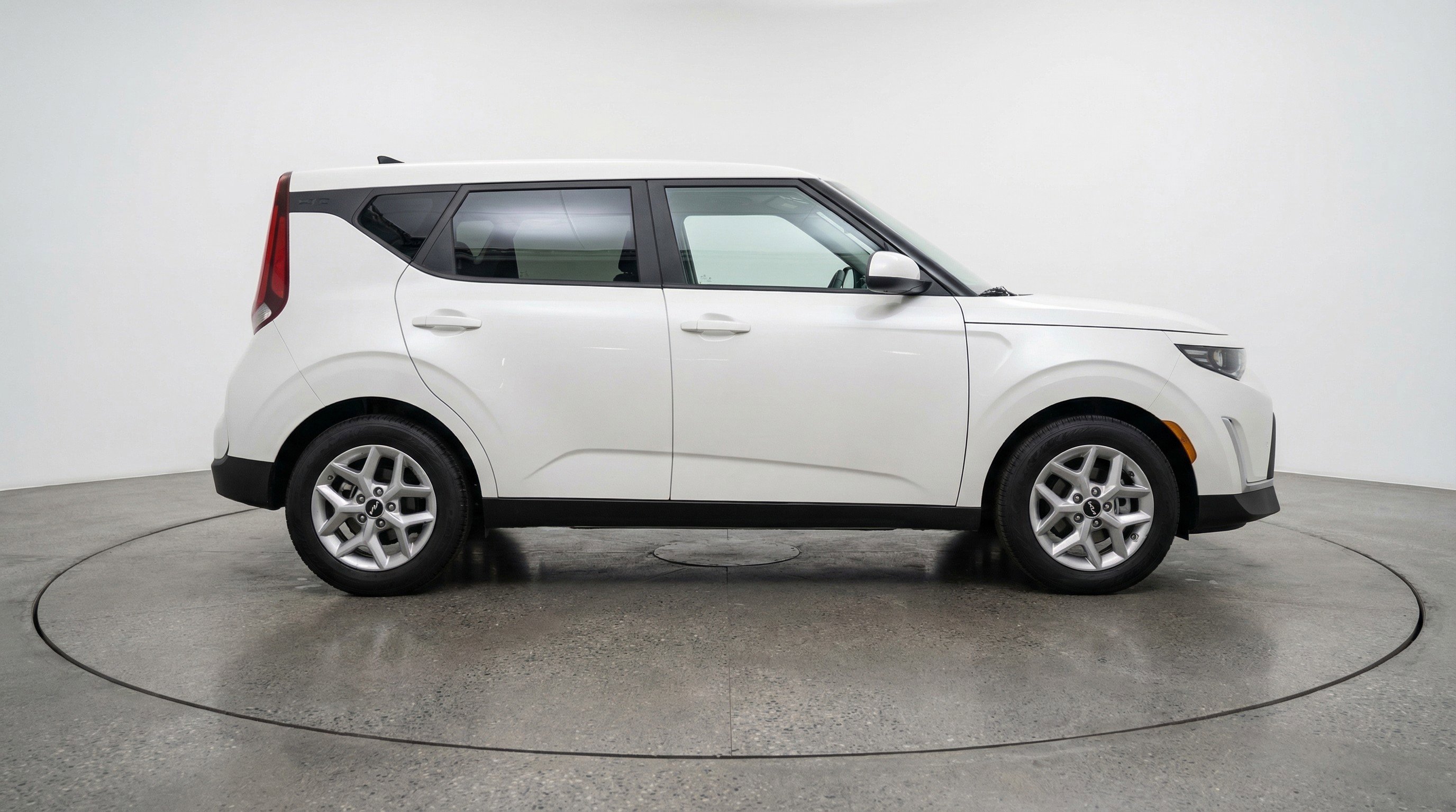 Used 2025 Kia Soul LX w/ LX Technology Package FWD image 11