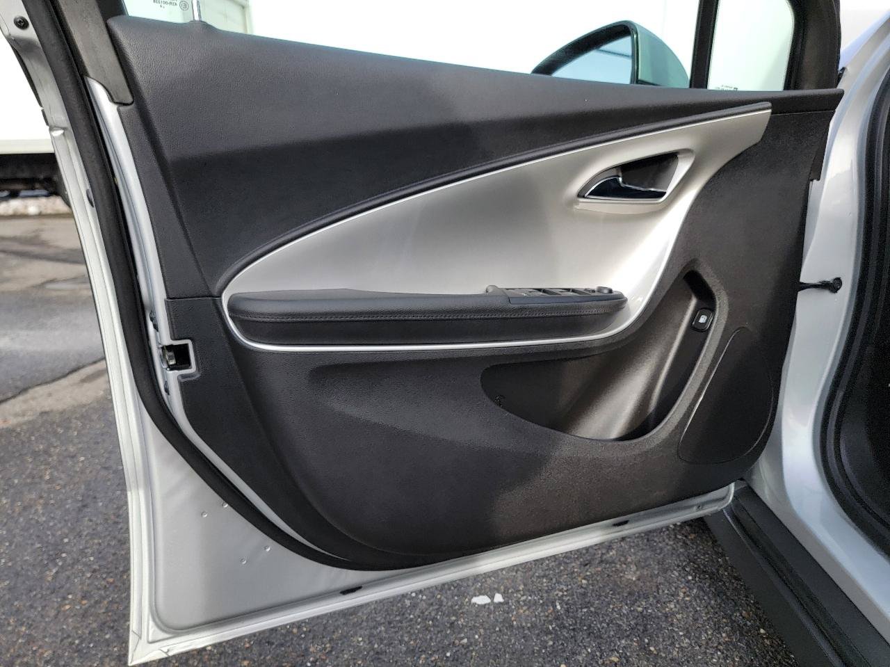 Used 2015 Chevrolet Volt Premium w/ Premium Trim Package FWD image 39