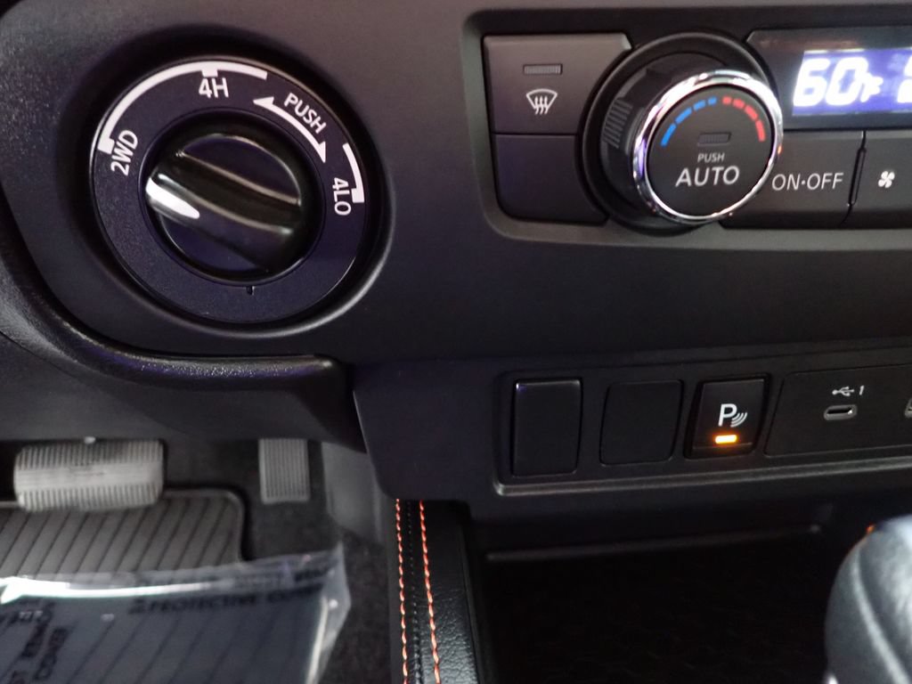 Used 2025 Nissan Frontier PRO-4X AWD/4WD image 5