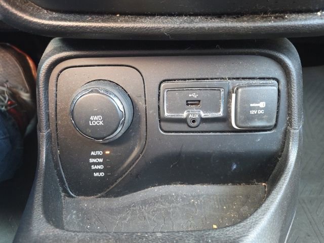 Used 2015 Jeep Renegade Latitude w/ Popular Equipment Group image 30