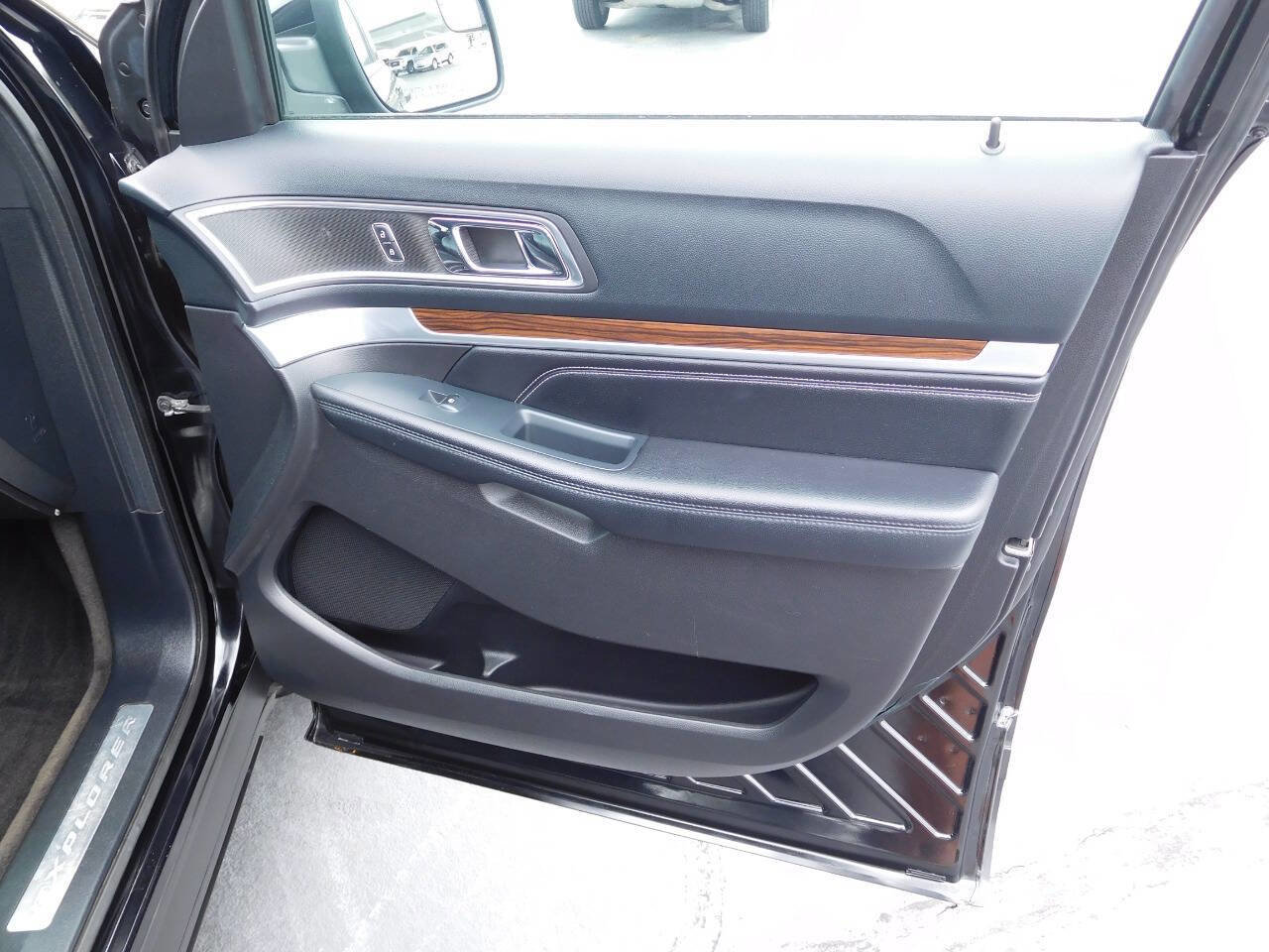 Used 2016 Ford Explorer Limited image 22