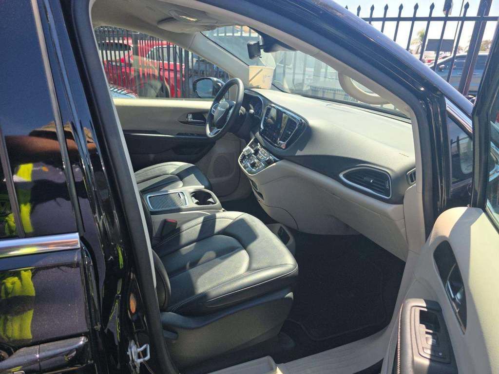 Used 2024 Chrysler Pacifica Touring-L image 2