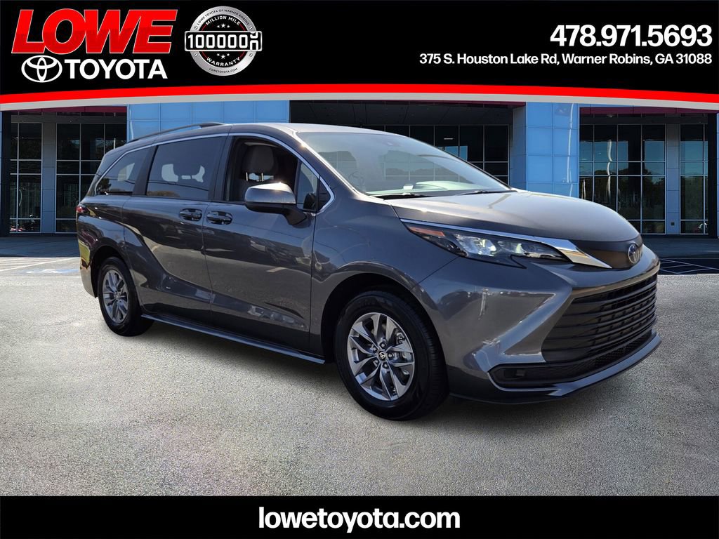 Used 2025 Toyota Sienna LE video 1
