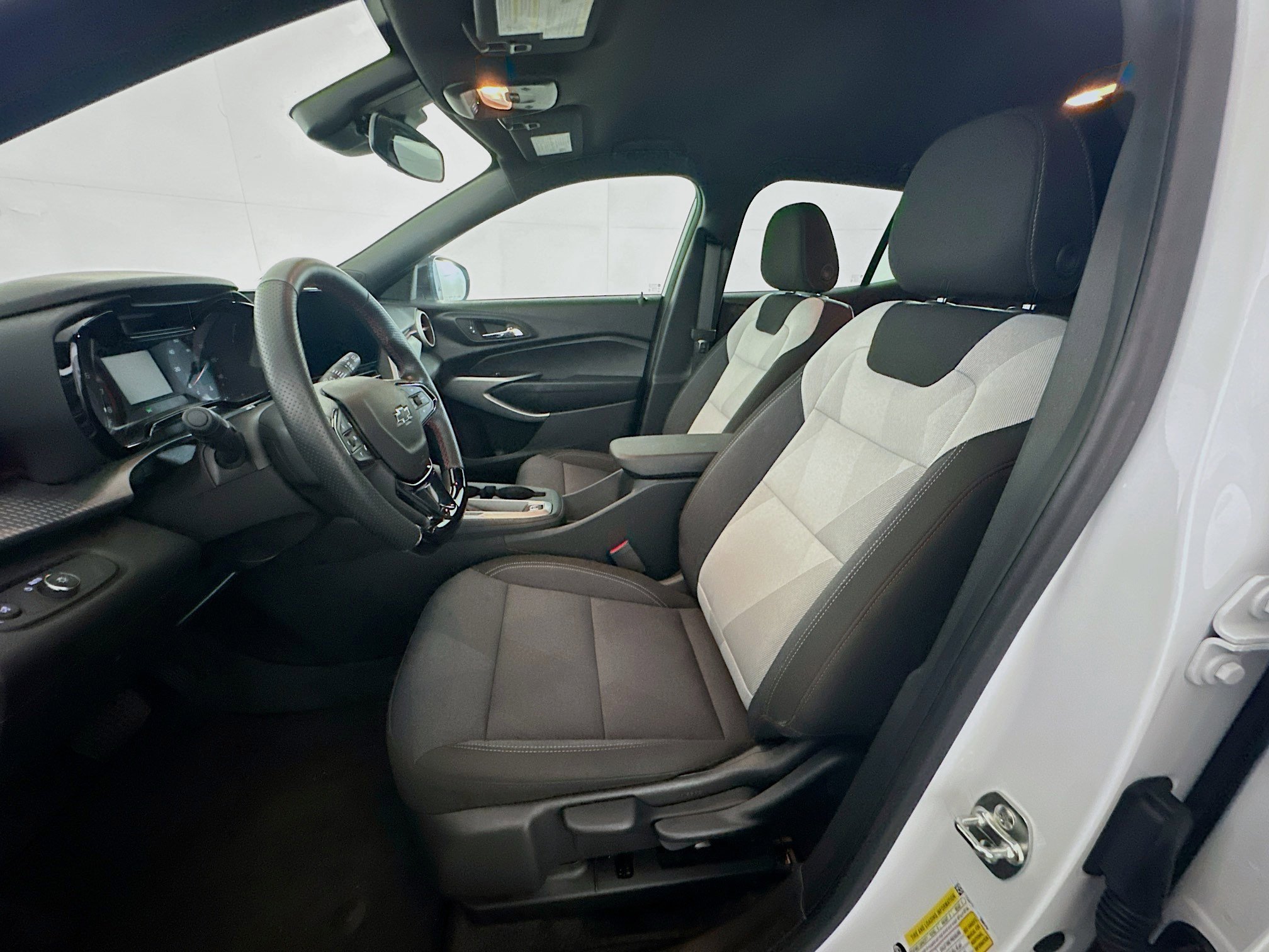 Used 2025 Chevrolet Trax RS w/ Driver Confidence Package image 13