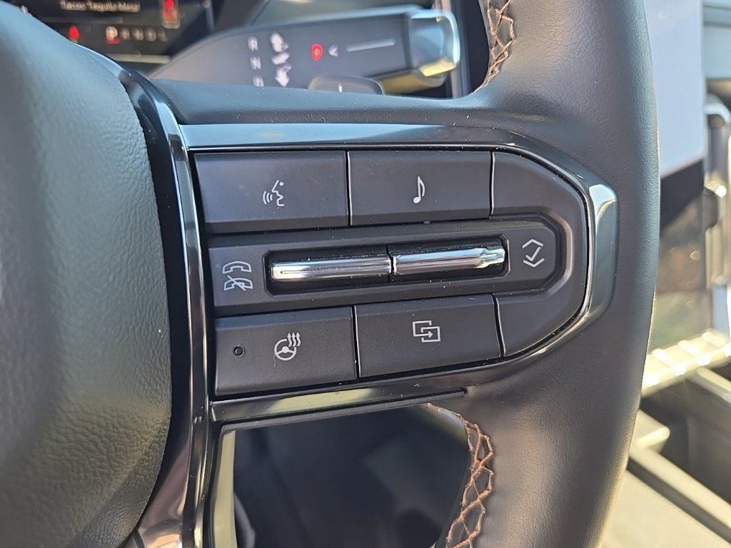 Used 2025 GMC Acadia AT4 w/ Luxury Package AWD/4WD image 25
