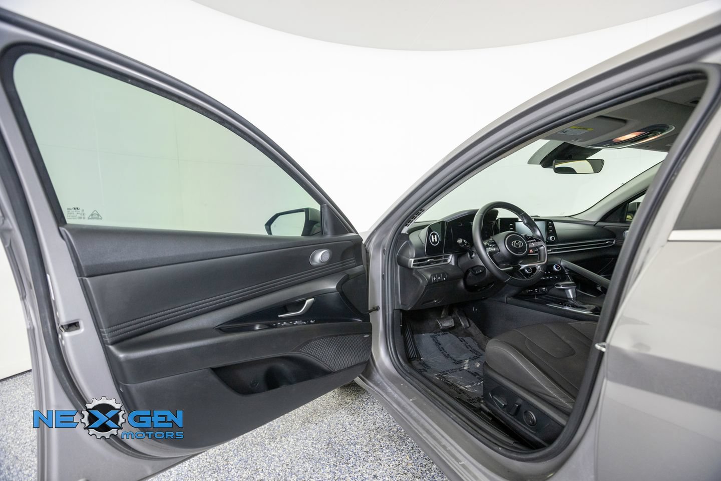 Used 2021 Hyundai Elantra SEL w/ Convenience + Premium Package FWD image 9