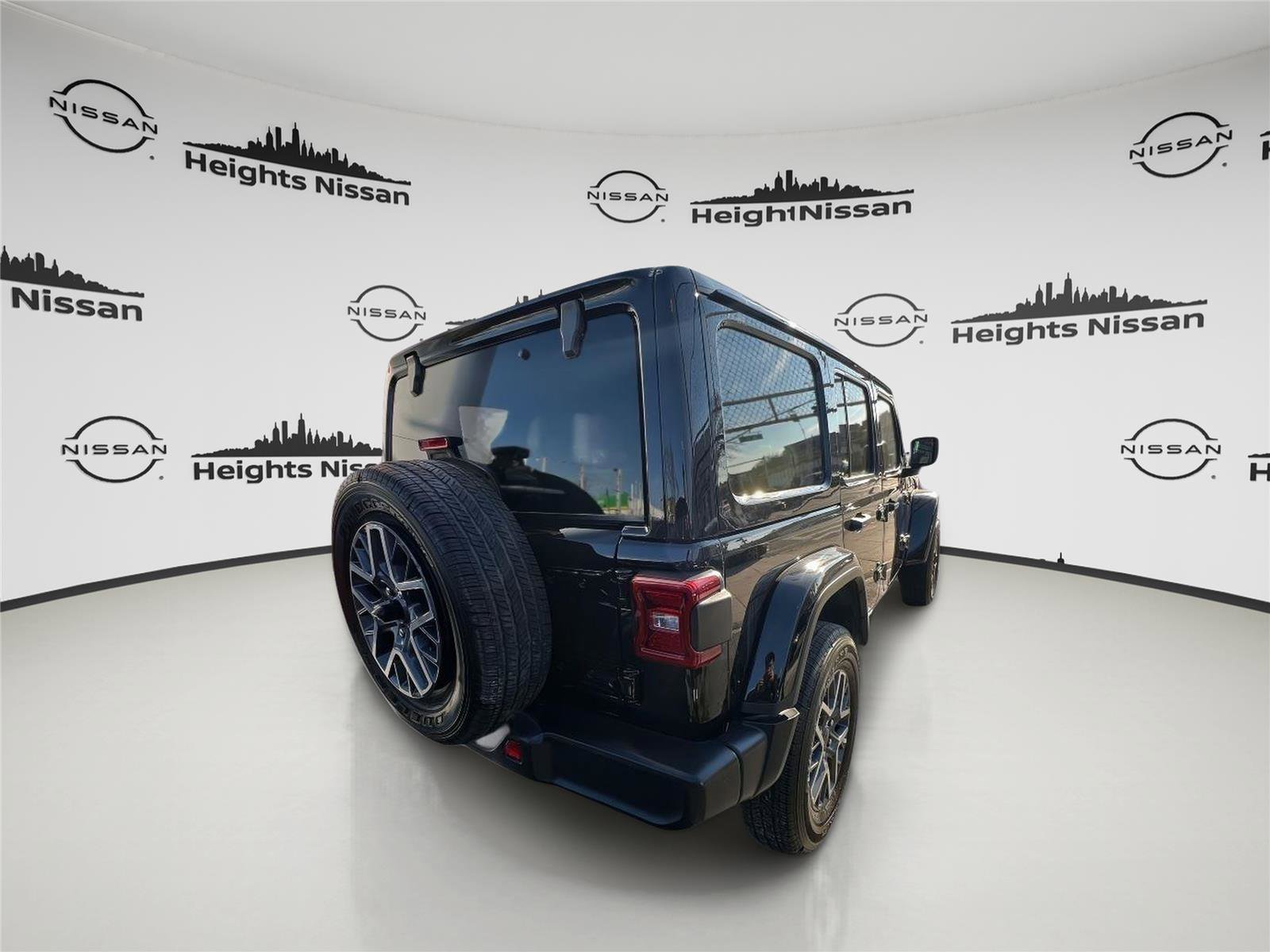 Used 2025 Jeep Wrangler Sahara image 6