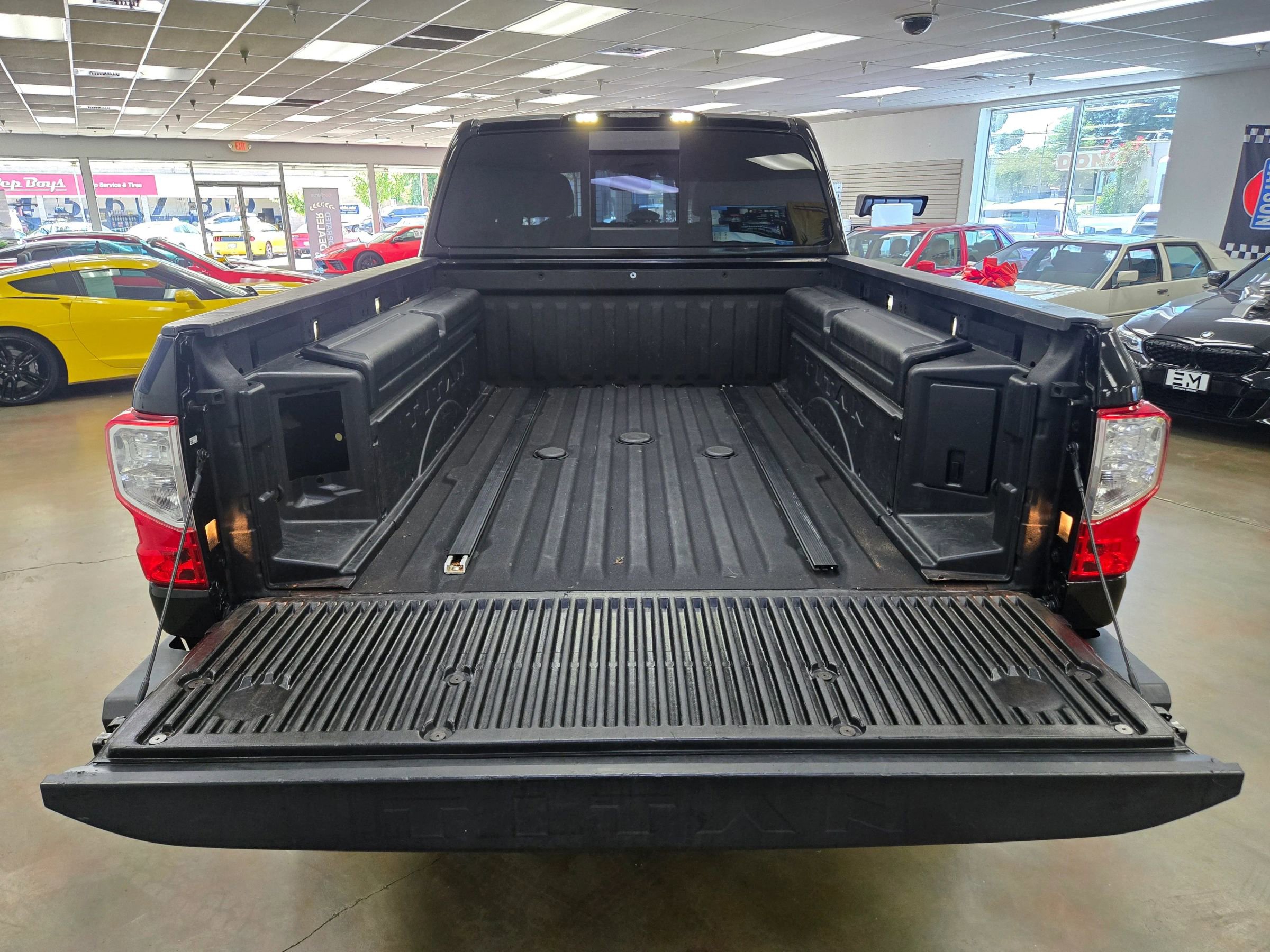 Used 2016 Nissan Titan PRO-4X w/ Pro-4x Convenience Package AWD/4WD image 18