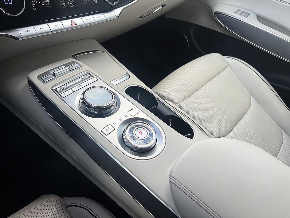 Used 2024 Genesis GV70 2.5T w/ Advanced Package image 28