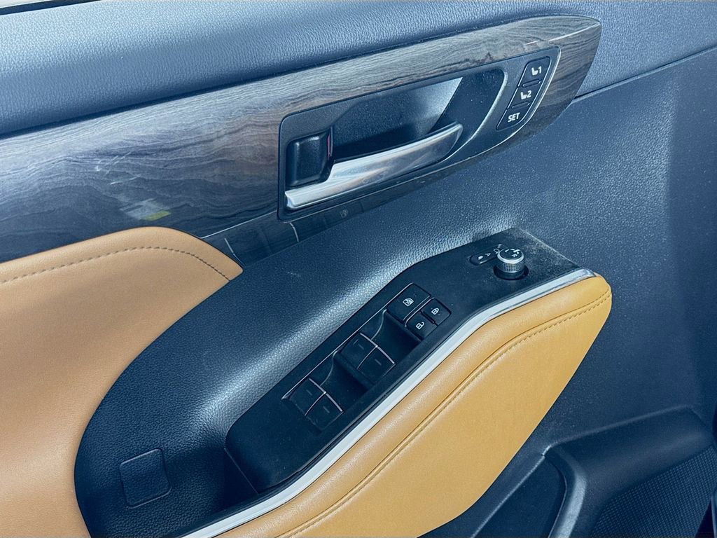 Used 2023 Toyota Highlander Platinum image 18