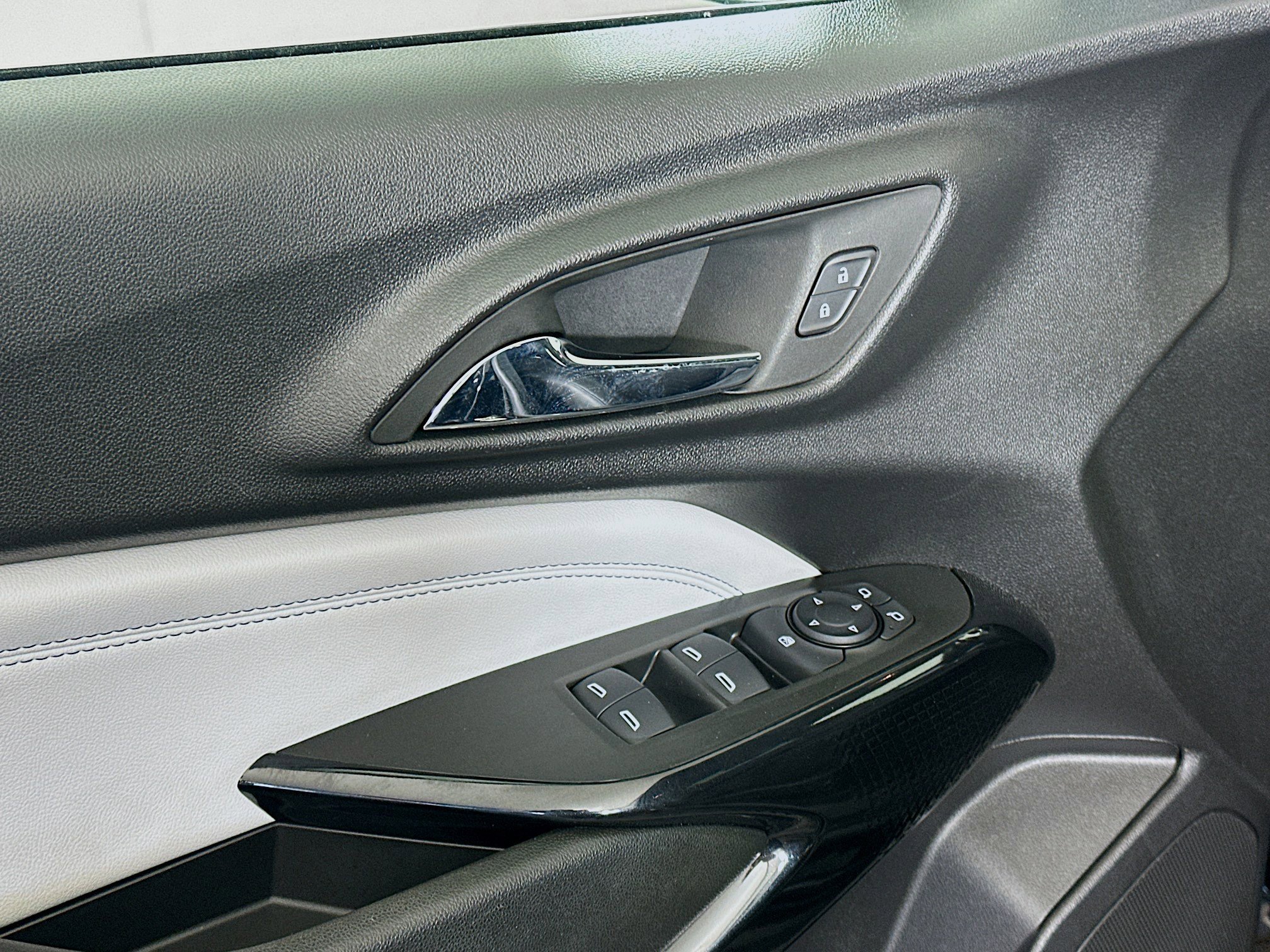 Used 2025 Chevrolet Trax LT w/ LT Convenience Package image 15