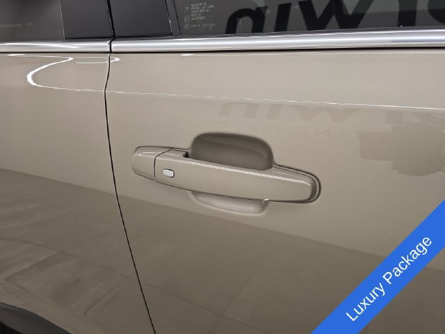 Used 2022 GMC Acadia SLT w/ Technology Package AWD/4WD image 9